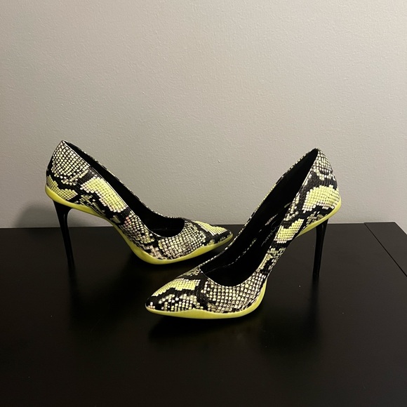 LOVIN’ SNAKE PRINT HEELS BY JESSICA SIMPSON - Picture 2 of 4